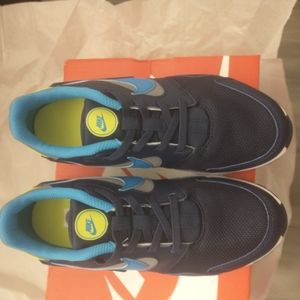 Kids Nike LD Victory (Navy) Size 3. Never worn